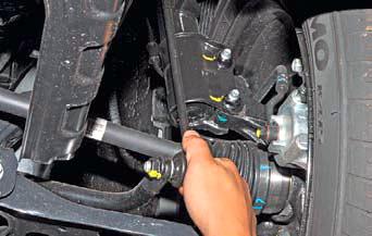 Проверка наличие люфтов в шаровых шарнирах стоек стабилизатора поперечной устойчивости на автомобиле Hyundai Solaris