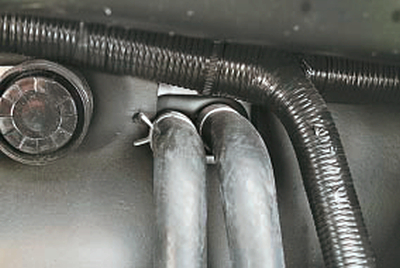 Осматриваем шланги, соединяющие систему охлаждения двигателя с радиатором отопителя Chery Tiggo