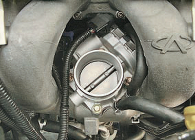 Осматриваем шланги соединяющие систему охлаждения двигателя с дроссельным узлом Chery Tiggo