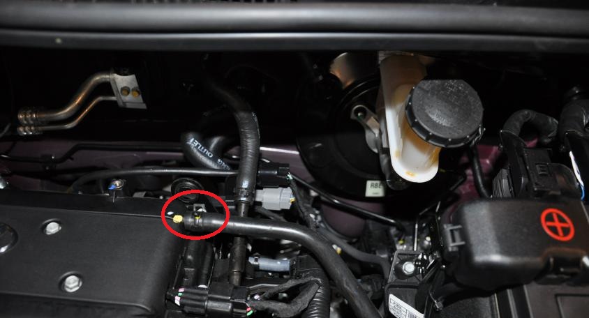 Сжав пассатижами концы хомута крепления шланга вентиляции картера снимаем шланг со штуцера клапана системы вентиляции картера на автомобиле Hyundai Solaris
