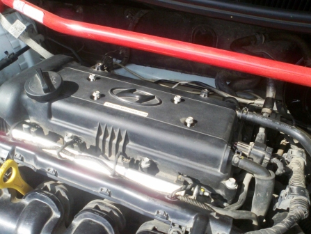 Ключом «на 10» откручиваем пластиковую крышку на двигателе на автомобиле Hyundai Solaris