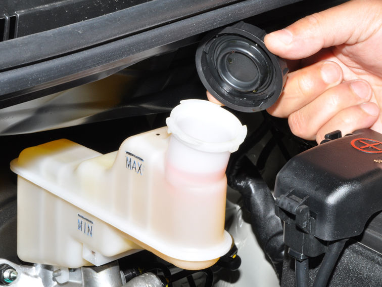 Проверка уровня рабочей жидкости в бачке главного тормозного цилиндра на автомобиле Hyundai Solaris