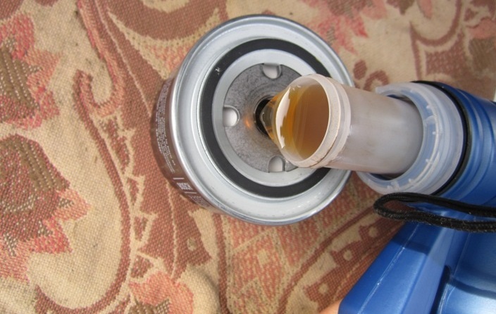 Заливка моторного масла в масляный фильтр Лада Гранта (ВАЗ 2190)