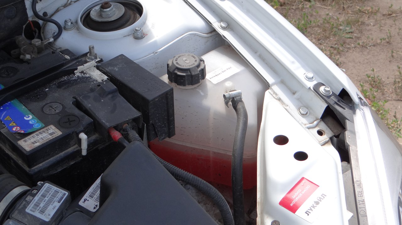 Закрытая крышка расширительного бачка системы охлаждения двигателя Лада Гранта (ВАЗ 2190)