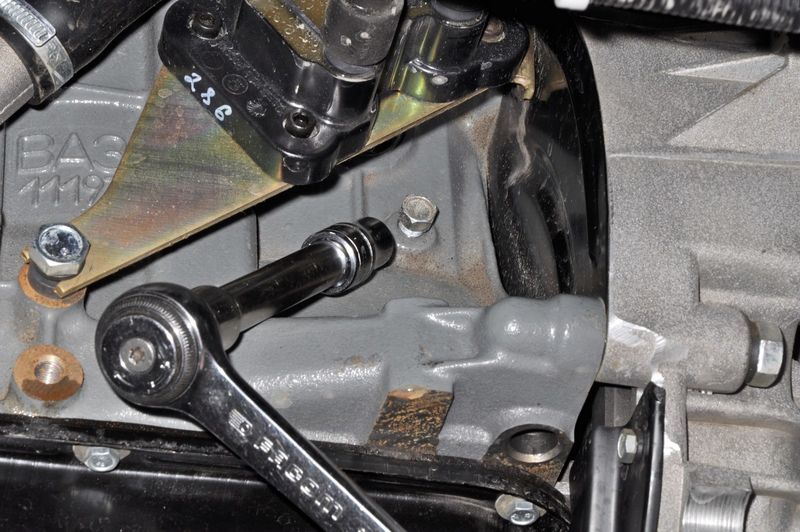 Откручивание пробки сливного отверстия охлаждающей жидкости из блока цилиндров 8-клапанного двигателя Лада Гранта (ВАЗ 2190)