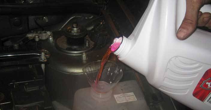 Наполнение системы охлаждения двигателя Лада Гранта (ВАЗ 2190)