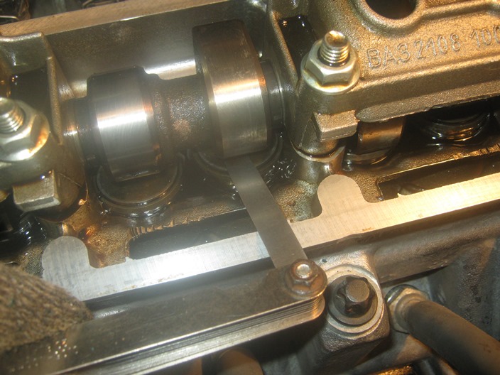 Проверка щупом теплового зазора клапана двигателя Лада Гранта (ВАЗ 2190)
