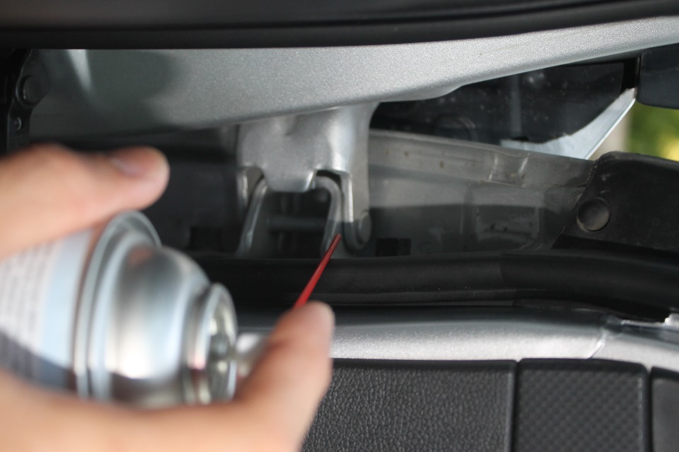 Проверка и смазка петлей дверей на автомобиле Hyundai Solaris