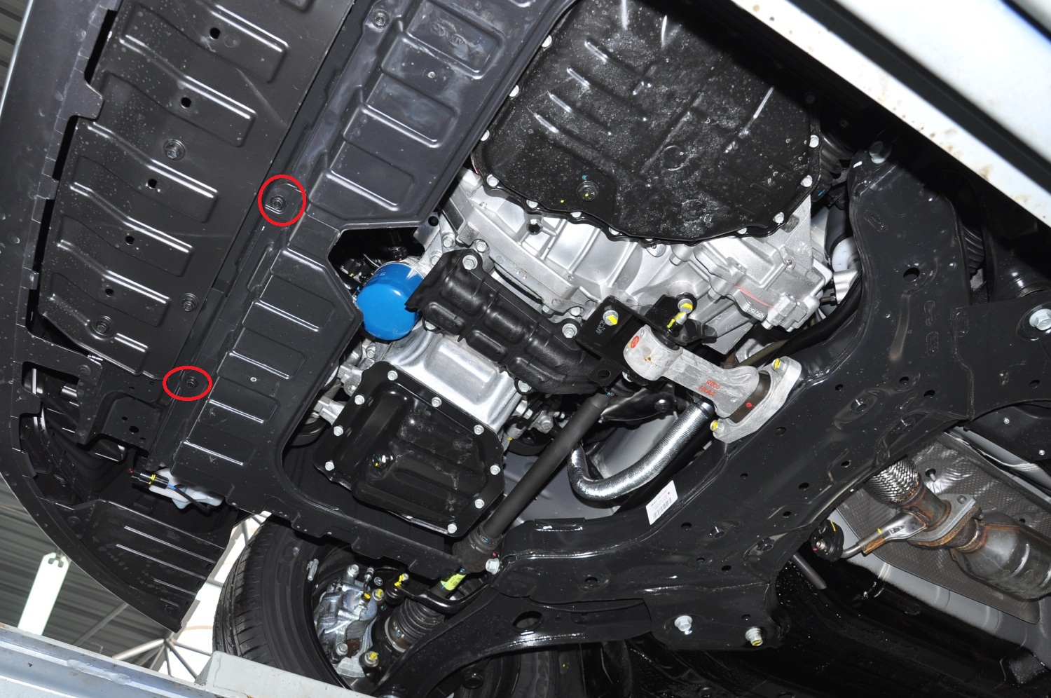 Отворачиваем два болта крепления левого щитка к рамке радиатора на автомобиле Hyundai Solaris