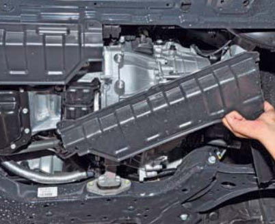Снятие грязезащитного щитка моторного отсека на автомобиле Hyundai Solaris