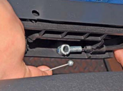 Поворачиваем наконечник троса рукоятки во втулке троса замка до совмещения троса с пазом во втулке и разъединяем тросы на автомобиле Hyundai Solaris