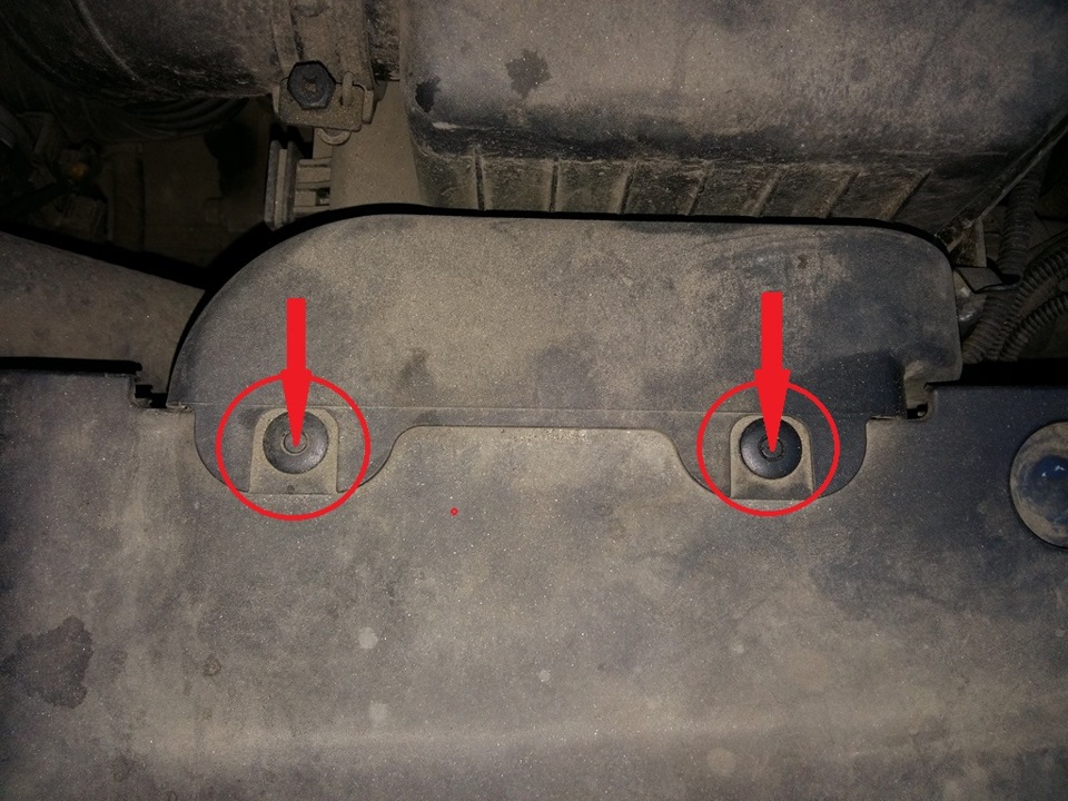 В моторном отсеке острым инструментом или тонкой отвёрткой проталкиваем внутрь фиксаторы двух пистонов крепления воздухозаборника воздушного фильтра к накладке облицовки радиатора на автомобиле Hyundai Solaris