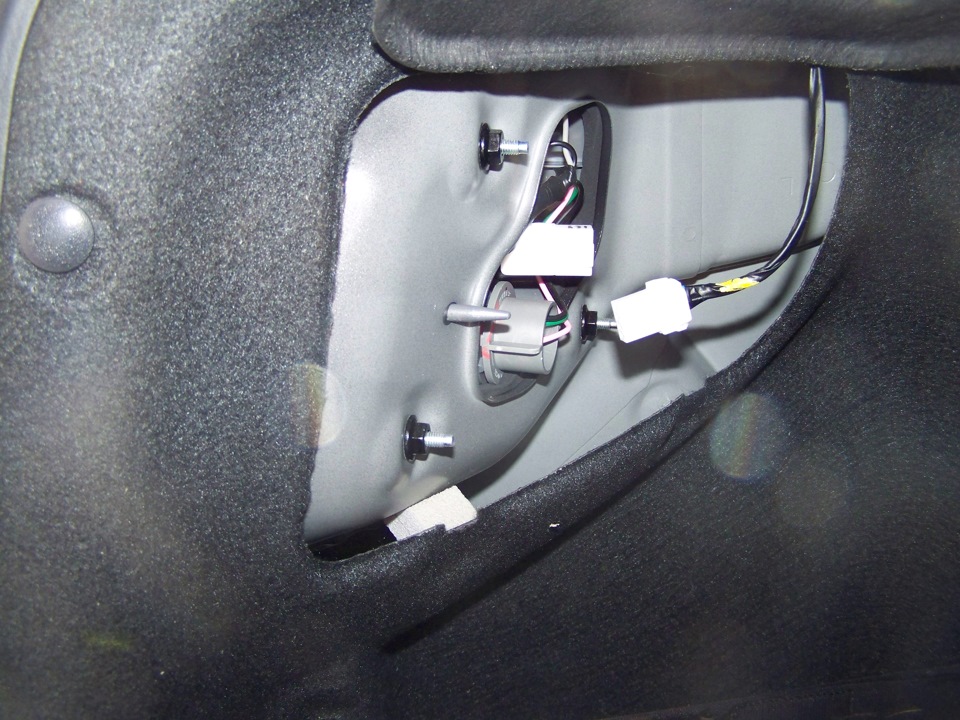 Снимаем задние фонари на автомобиле Hyundai Solaris