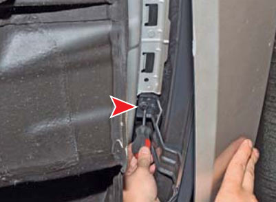 Аналогічно виймаємо пістони верхнього кріплення бампера до двох підсилювачів кронштейнів на автомобілі Hyundai Solaris