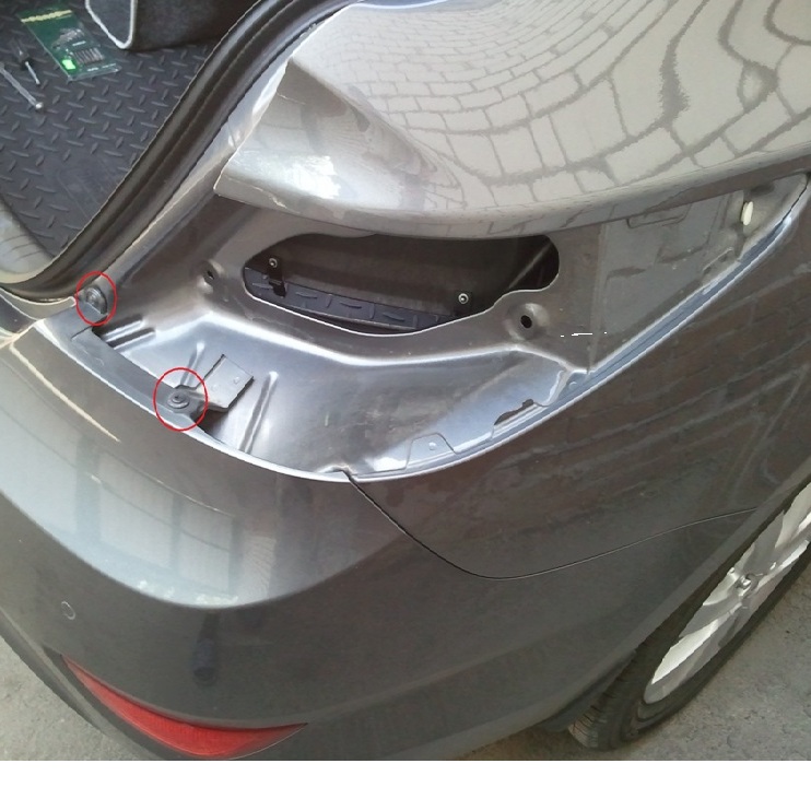 Под задними фонарями бампер крепится пистоном и саморезом на автомобиле Hyundai Solaris