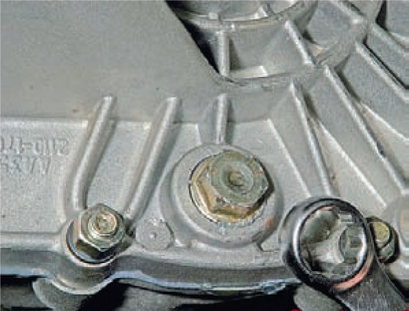 Откручивание сливной пробки картера коробки передач Лада Гранта (ВАЗ 2190)