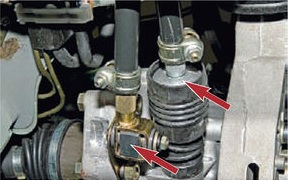 Размещение шарниров и защитного чехла тяги переключения передач и реактивной тяги Лада Гранта (ВАЗ 2190)