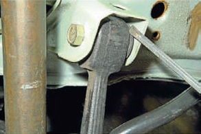 Проверка люфта сайлент-блока рычага передней подвески Лада Гранта (ВАЗ 2190)