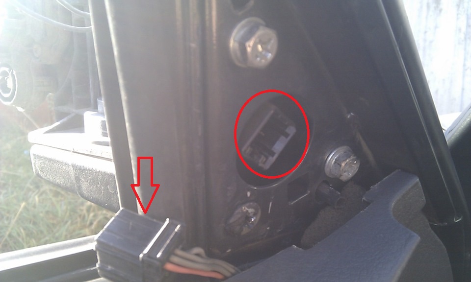 Отсоединяем колодку жгута проводов от наружного зеркала на автомобиле Hyundai Solaris