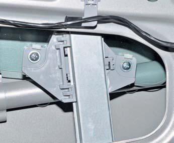 Держателей стекла к ползуну стеклоподъемника во внутренней панели двери  на автомобиле Hyundai Solaris