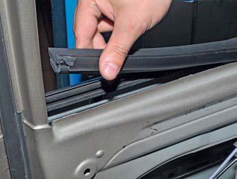 Снимаем внутренний уплотнитель стекла на автомобиле Hyundai Solaris
