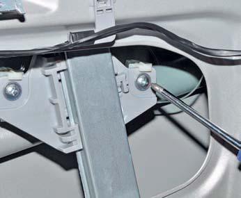 Отворачиваем саморезы крепления двух держателей стекла к ползуну электро-стекло подъемника на автомобиле Hyundai Solaris