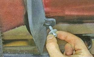 Извлечение винта заднего крепления заднего брызговика к кузову Лада Гранта (ВАЗ 2190)