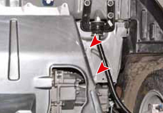 Размещение двух саморезов крепления среднего грязезащитного щитка двигателя к левому щитку Лада Гранта (ВАЗ 2190)