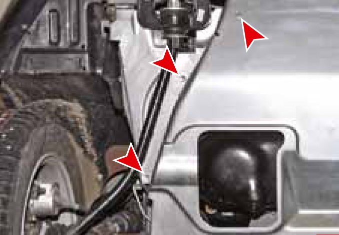 Размещение саморезов крепления среднего грязезащитного щитка к правому щитку Лада Гранта (ВАЗ 2190)