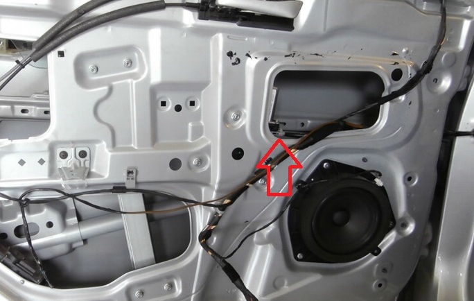 Отсоединить колодку проводов от мотор-редуктора стеклоподъёмника на автомобиле Hyundai Solaris