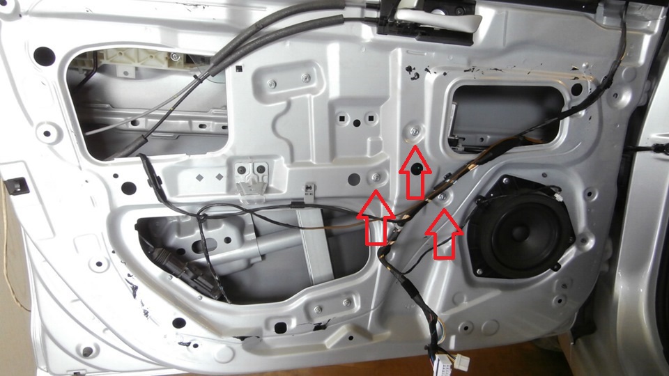 Открутить крепление мотор-редуктора к двери на автомобиле Hyundai Solaris