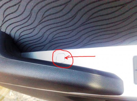 Отверткой поддеваем заглушку в подлокотнике на автомобиле Hyundai Solaris
