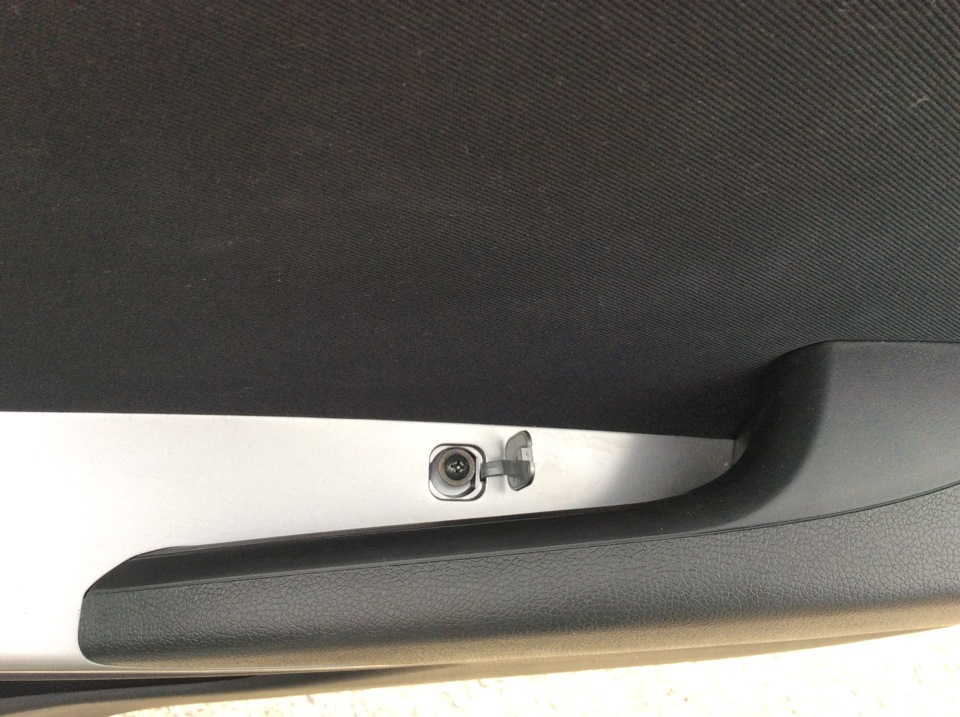 Отворачиваем саморез крепления обивки двери на автомобиле Hyundai Solaris