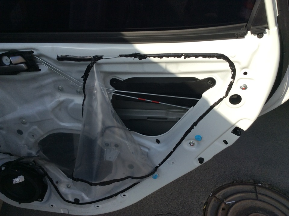 Осторожно отклеиваем влагозащитную плёнку на автомобиле Hyundai Solaris