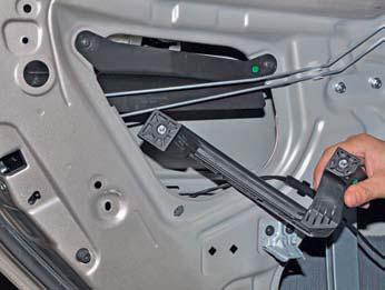 Вынимаем крепление через технологическое отверстие во внутренней панели двери на автомобиле Hyundai Solaris