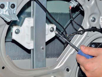 Отворачиваем саморезы крепления двух держателей стекла к ползуну электростеклоподъемника на автомобиле Hyundai Solaris