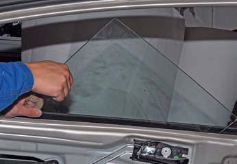 Повернув стекло, как показано на фото, вынимаем его из двери на автомобиле Hyundai Solaris