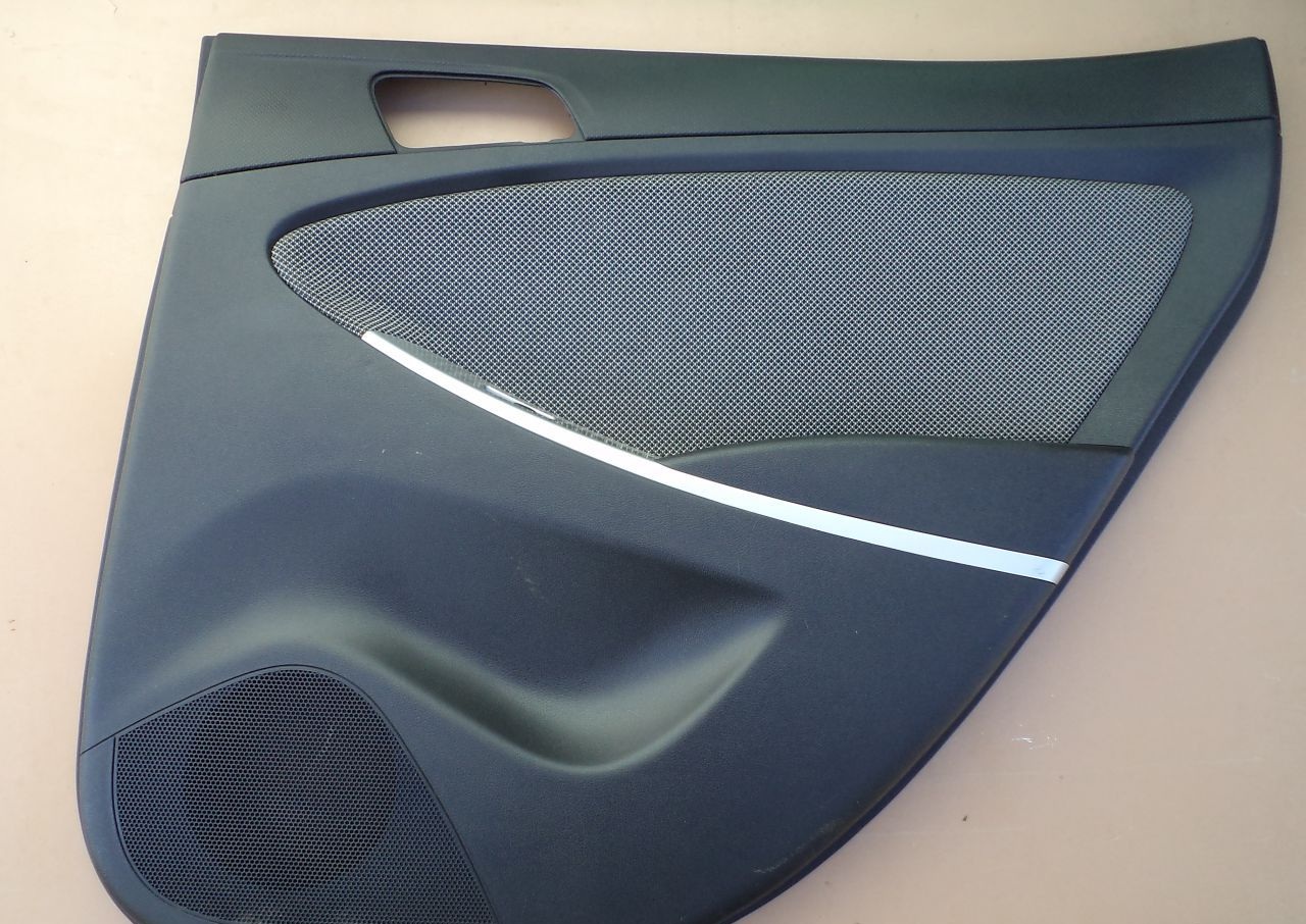 Снять обшивку задней двери на автомобиле Hyundai Solaris