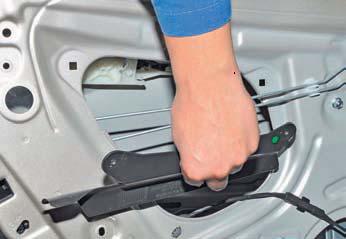 Снимаем крепление пластмассового прижима тяг внутренней ручки двери на автомобиле Hyundai Solaris