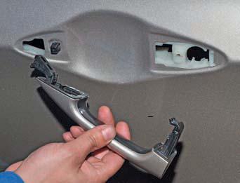 Снимаем наружную ручку двери на автомобиле Hyundai Solaris