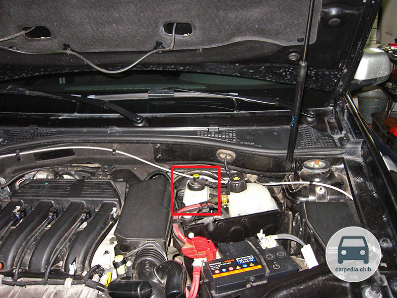Расположение бачка тормозной жидкости в подкапотном пространстве Renault Duster