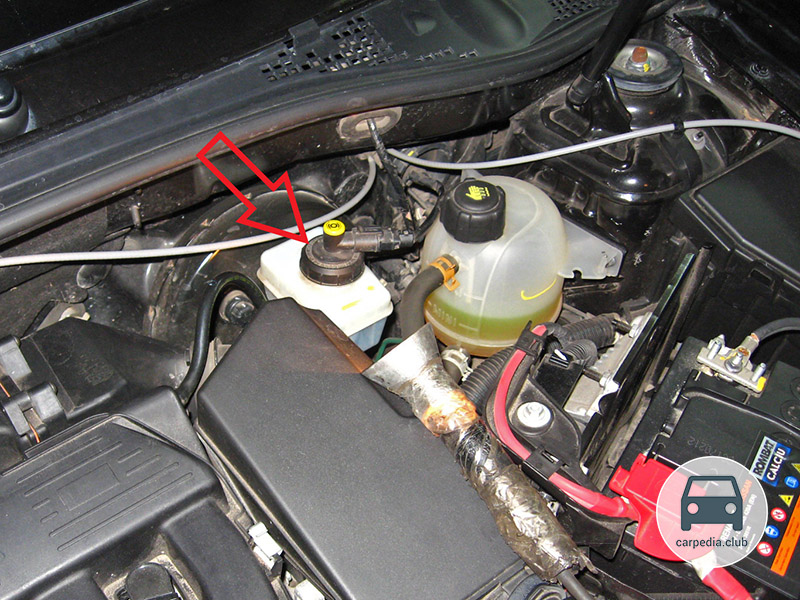 Крышка с датчиком, закрывающая бачок тормозной жидкости Renault Duster