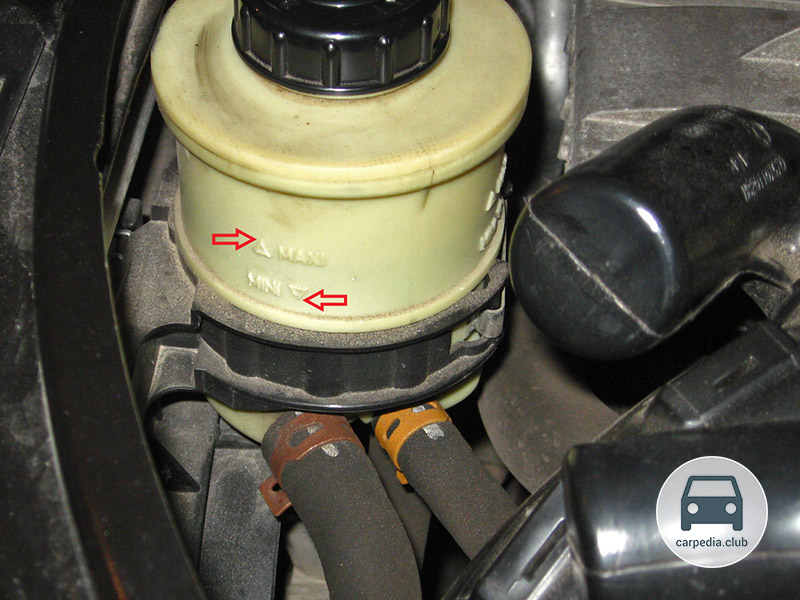 Метки минимального и максимального уровня жидкости в бачке ГУР Renault Duster
