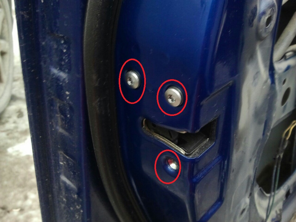 Отворачиваем три винта крепления замка к торцу двери на автомобиле Hyundai Solaris
