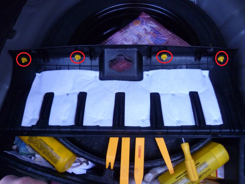 Так расположены пистоны крепления задней облицовки багажника на автомобиле Hyundai Solaris