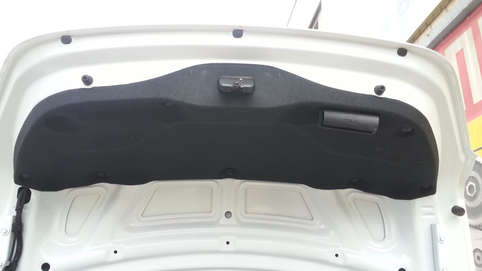 Открываем крышку багажника на автомобиле Hyundai Solaris