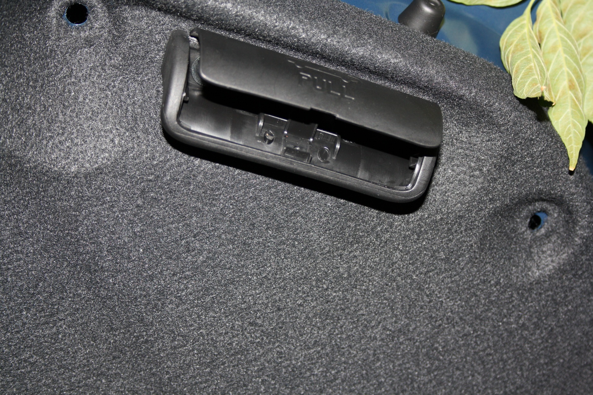 Открываем крышку ручки багажника на автомобиле Hyundai Solaris