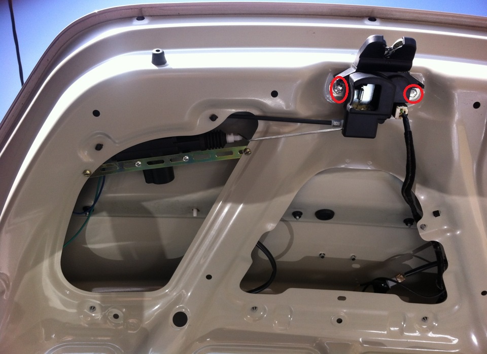 Отворачиваем два болта крепления замка к внутренней панели крышки багажника на автомобиле Hyundai Solaris