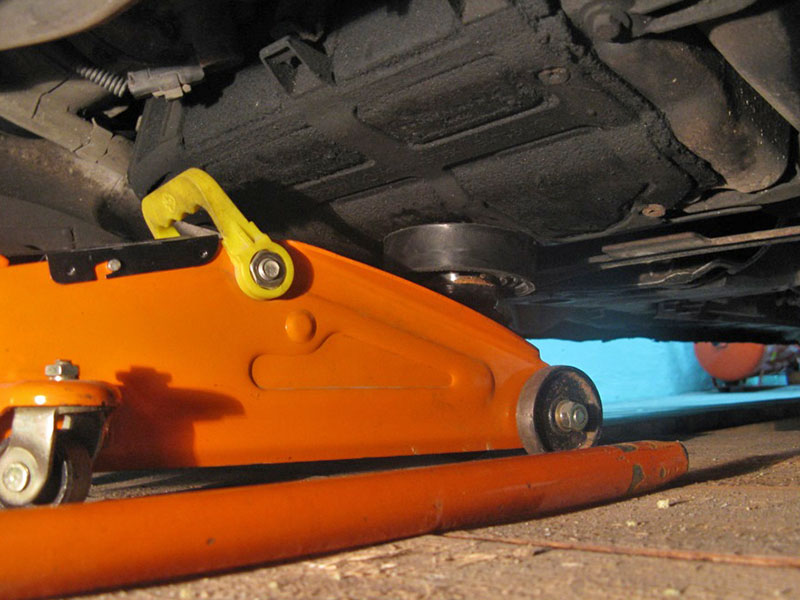 Подпирание домкратом перед снятием опор двигателя Peugeot 407