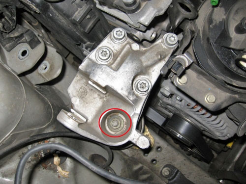 Расположение гайки крепления гидроопоры дизельного двигателя 2.0 Peugeot 407